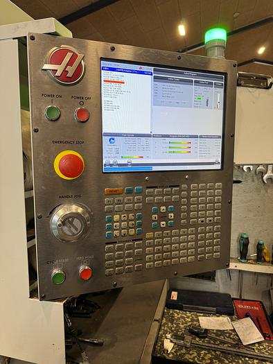 Used BRUGT VERTIKALT BEARBEJDNINGSCENTER FABR. HAAS, MODEL VF-4SS