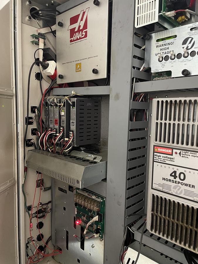 Used BRUGT VERTIKALT BEARBEJDNINGS CENTER, FABRIKAT HAAS, MODEL VF-4BHE