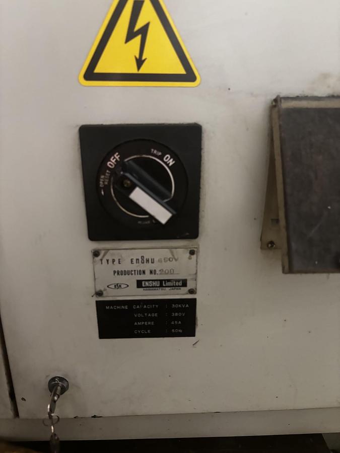 Used BRUGT VERTIKALT BEARBEJDNINGSCENTER FABR. ENSHU, MODEL 650 V