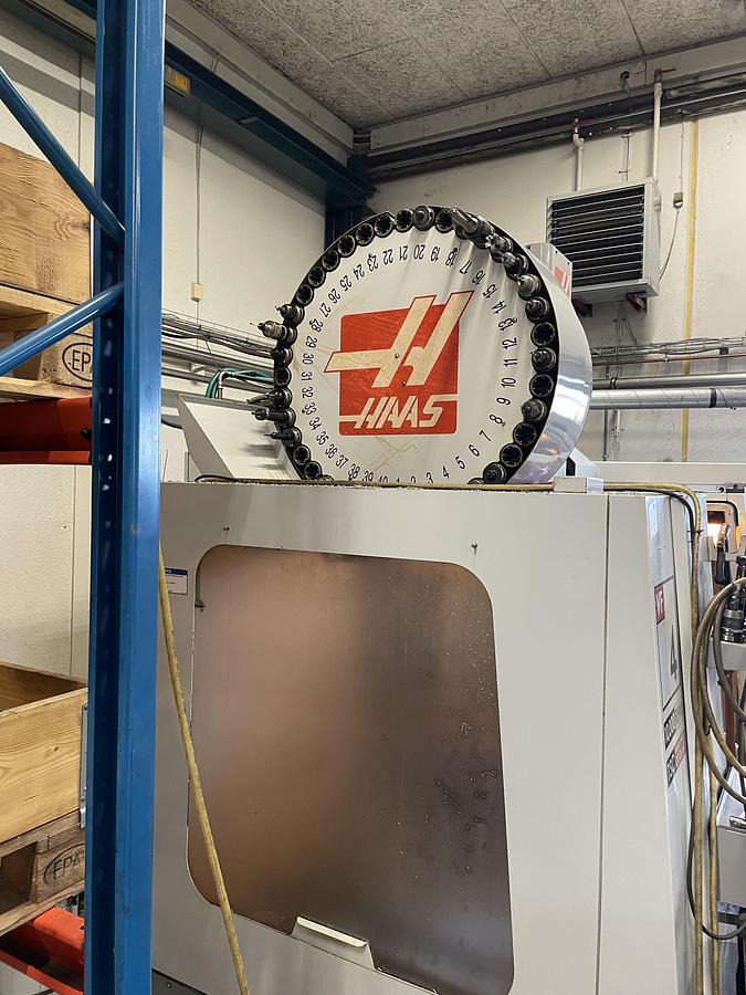 Used BRUGT VERTIKALT BEARBEJDNINGS CENTER, FABRIKAT HAAS, MODEL VF-4BHE