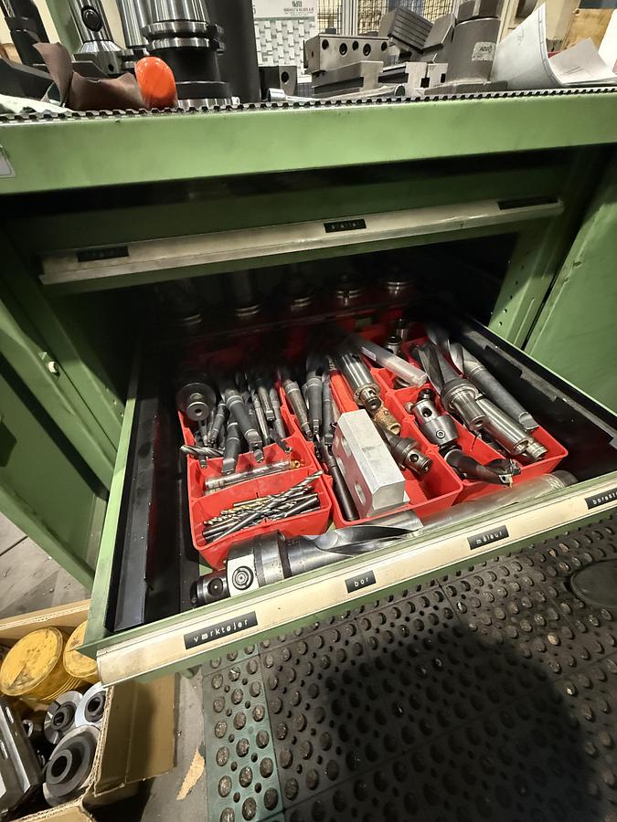 Used BRUGT VERTIKALT BEARBEJDNINGSCENTER FABR. MAZAK MODEL AJV-32/605