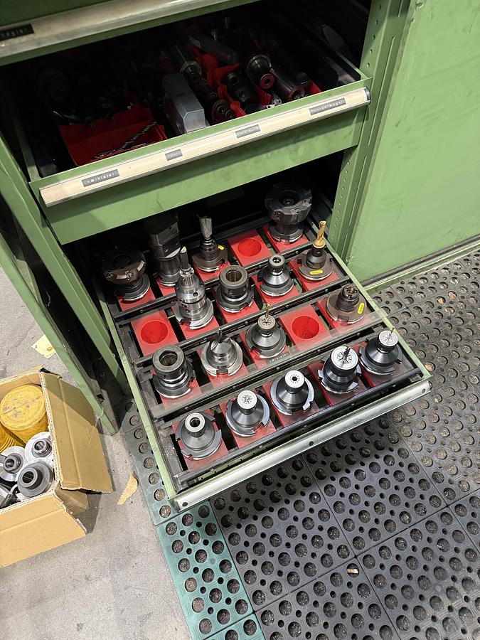 Used BRUGT VERTIKALT BEARBEJDNINGSCENTER FABR. MAZAK MODEL AJV-32/605