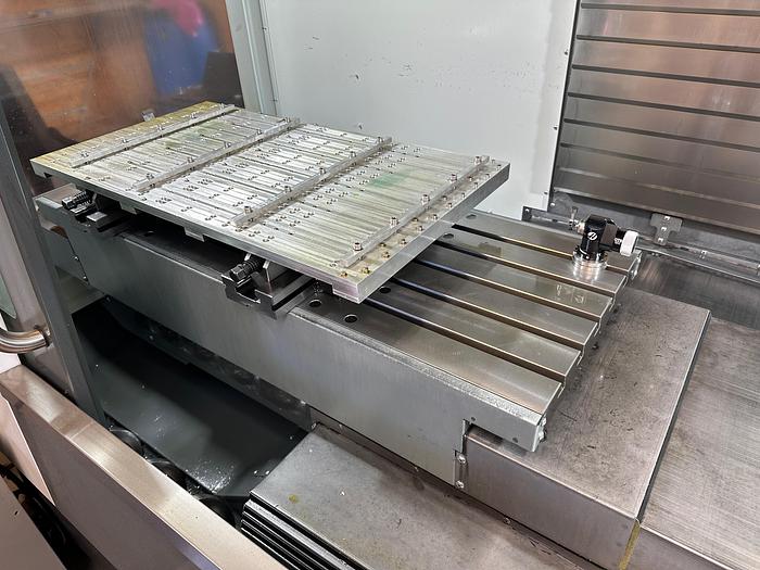Used BRUGT VERTIKALT BEARBEJDNINGSCENTER HAAS, MODEL VF 4SS - ÅRGANG 2021