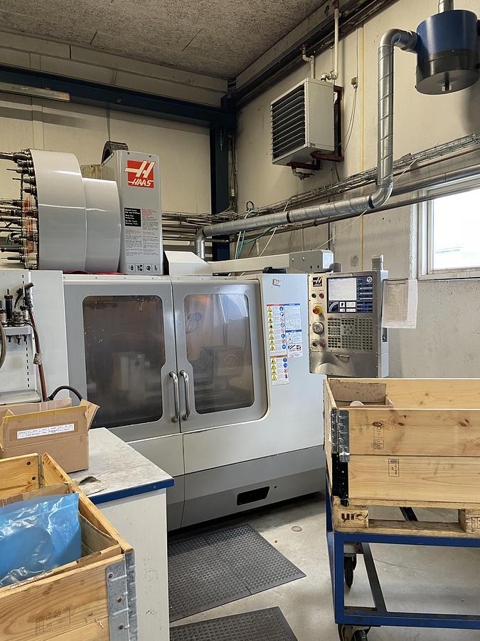 Used BRUGT VERTIKALT BEARBEJDNINGS CENTER, FABRIKAT HAAS, MODEL VF-4BHE