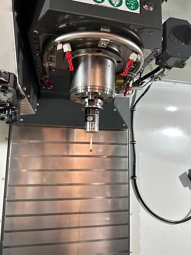 Used BRUGT VERTIKALT BEARBEJDNINGSCENTER HAAS, MODEL VF 4SS - ÅRGANG 2021