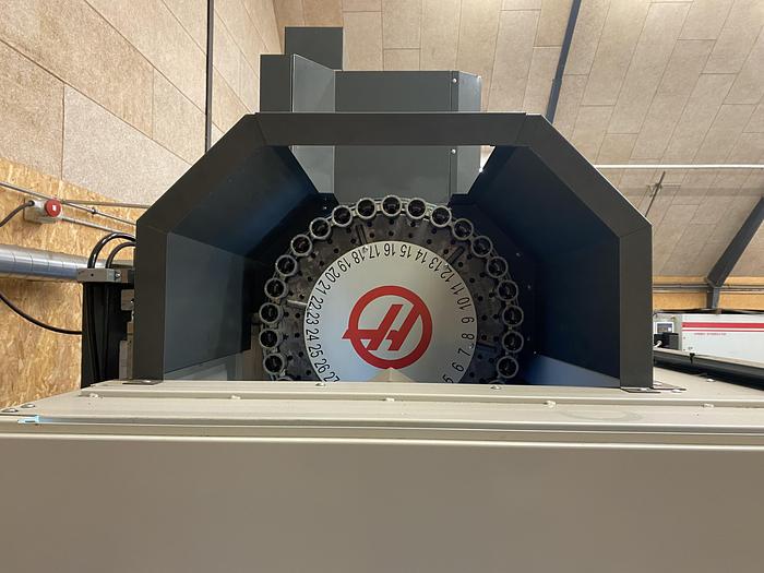 Used BRUGT VERTIKALT BEARBEJDNINGSCENTER MANUF. HAAS, MODEL VF 4SS - ÅRGANG 2021