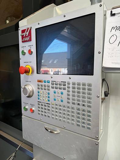 Used BRUGT VERTIKALT BEARBEJDNINGSCENTER HAAS, MODEL VF 4SS - ÅRGANG 2021