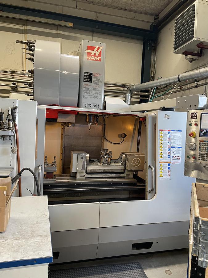 Used BRUGT VERTIKALT BEARBEJDNINGS CENTER, FABRIKAT HAAS, MODEL VF-4BHE