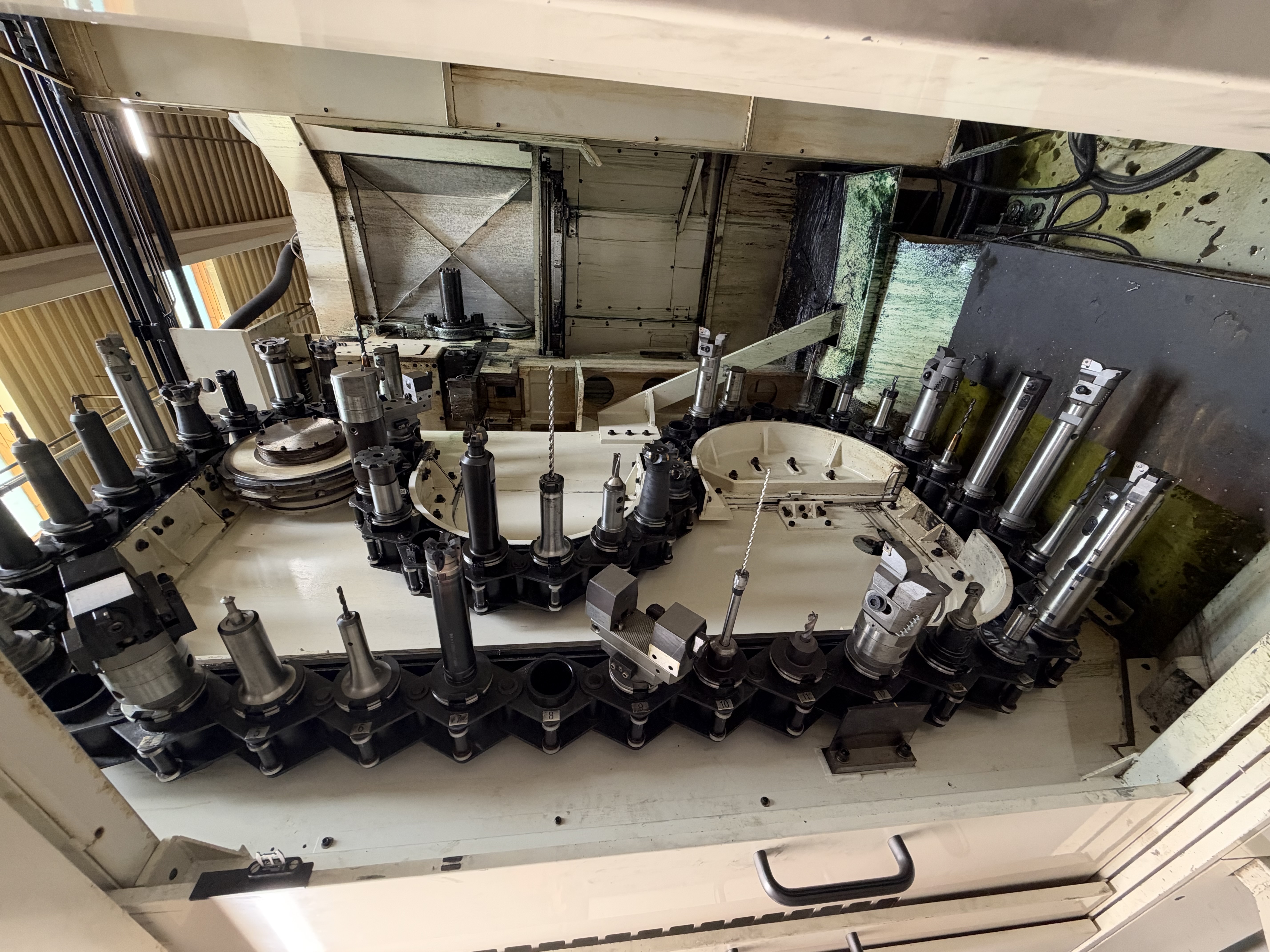 Used BRUGT HORISONTALT BEARBEJDNINGSCENTER FABR. OKUMA, MODEL MX-60 HB