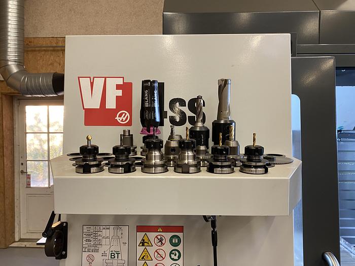 Used BRUGT VERTIKALT BEARBEJDNINGSCENTER MANUF. HAAS, MODEL VF 4SS - ÅRGANG 2021