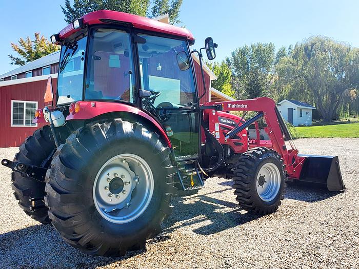 Mahindra 2665ST Tractor w/ Loader ** 2 hrs - Never Used **