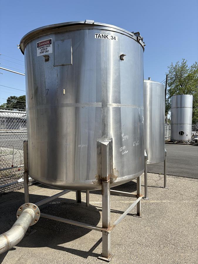 Used 1,200 Gallon Vertical Stainless Steel Tank