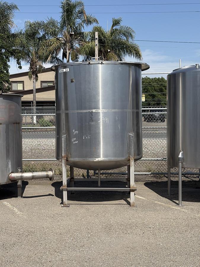 Used 1,200 Gallon Vertical Stainless Steel Tank