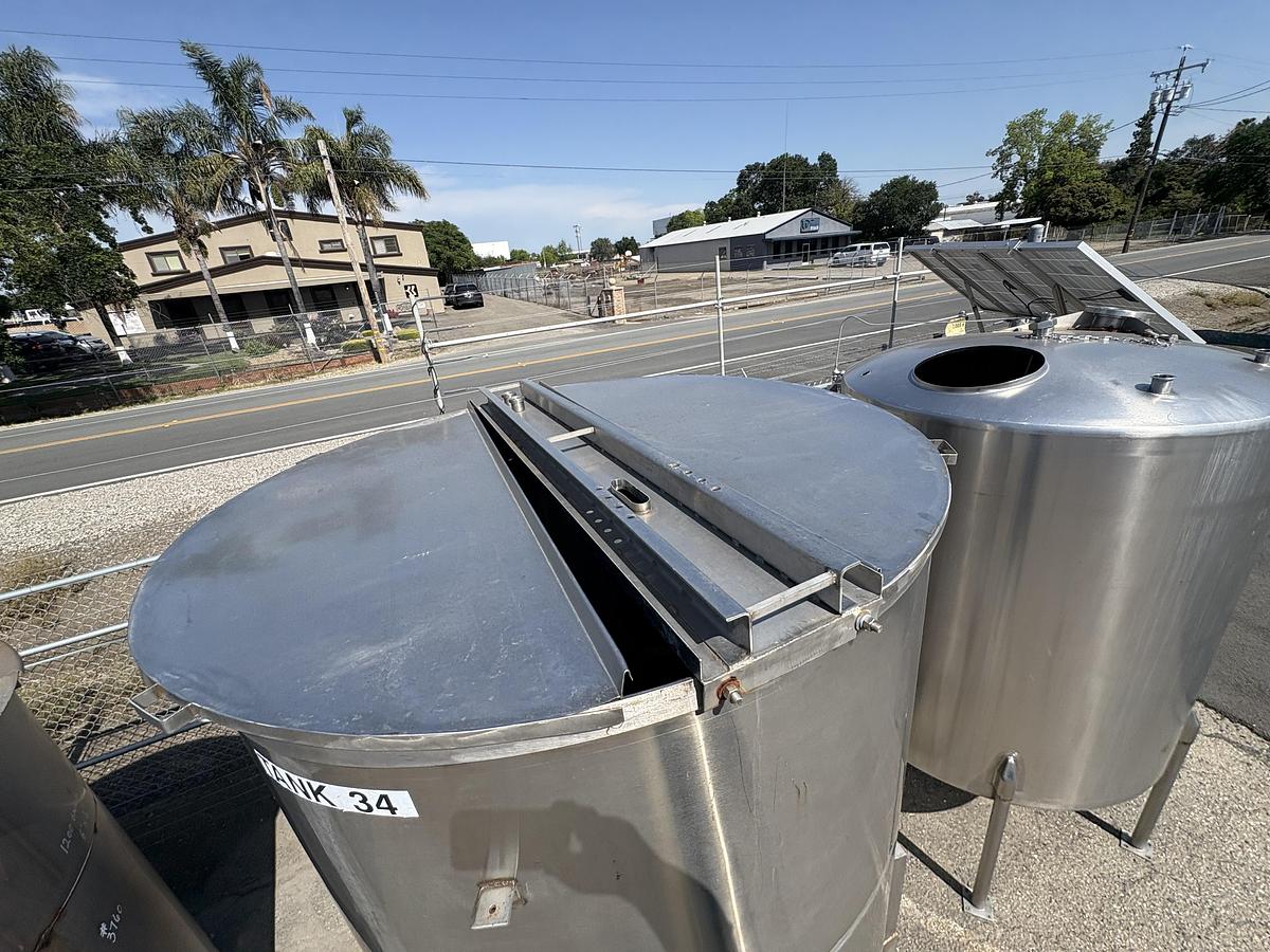 Used 1,200 Gallon Vertical Stainless Steel Tank