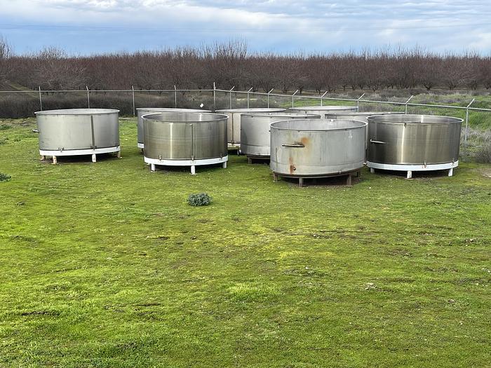 Used 1,000 Gallon Stainless Steel Tanks