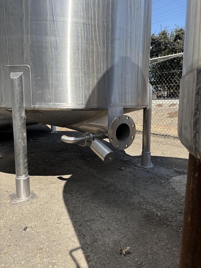 Used Highland Equipment 1,400 Gallon Stainless Steel Vertical Mixing Tank