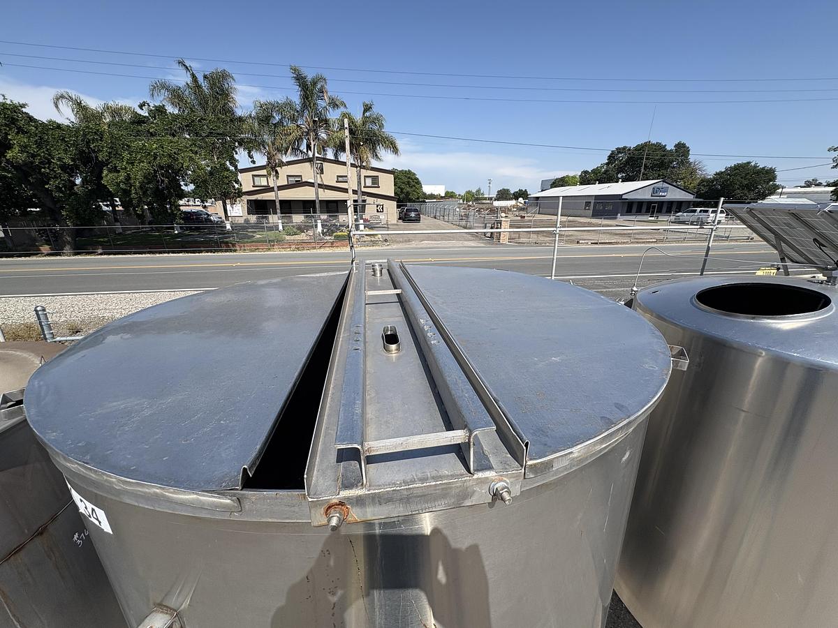 Used 1,200 Gallon Vertical Stainless Steel Tank