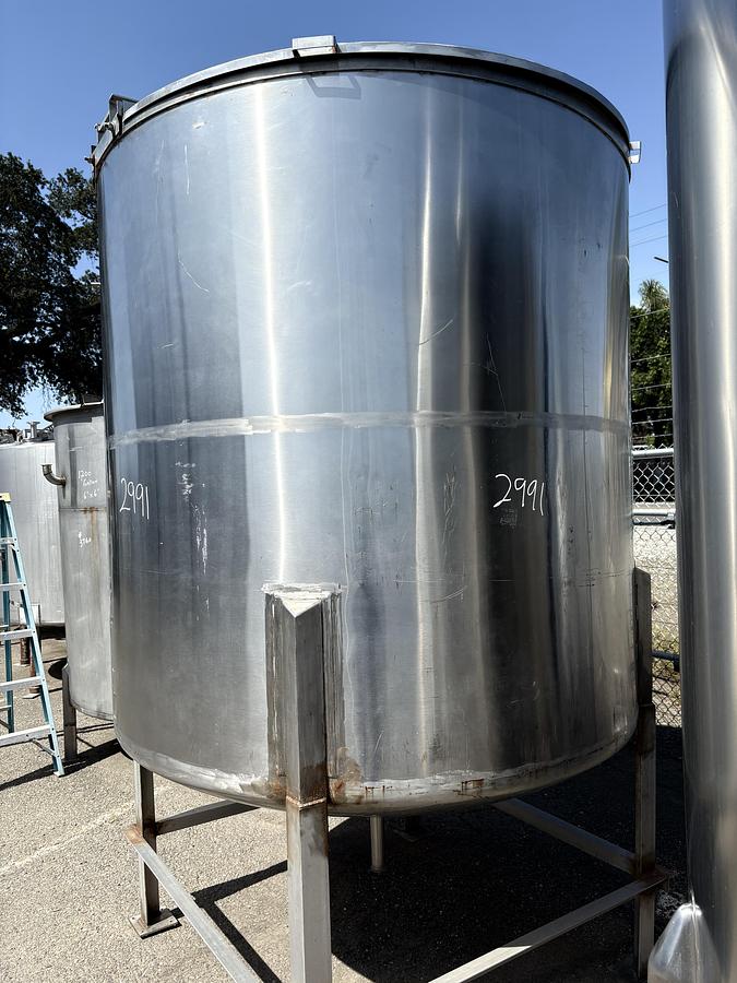 Used 1,200 Gallon Vertical Stainless Steel Tank