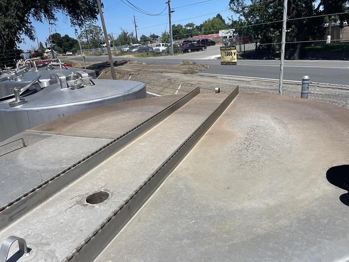 Used 1200 Gallon Vertical Stainless Steel Tank