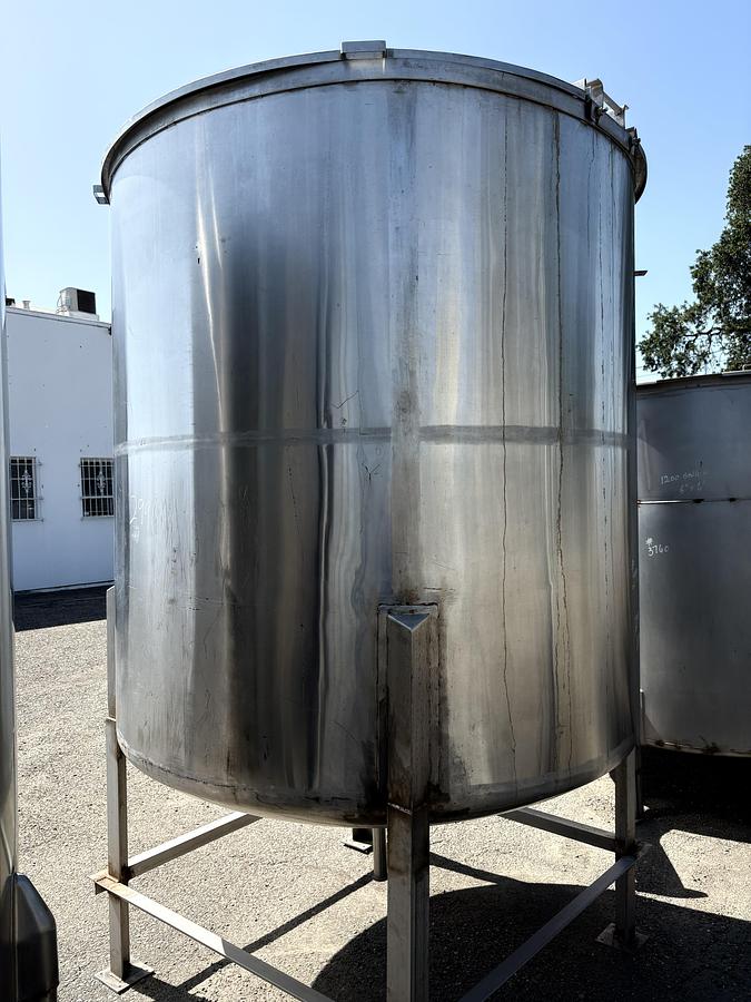 Used 1,200 Gallon Vertical Stainless Steel Tank