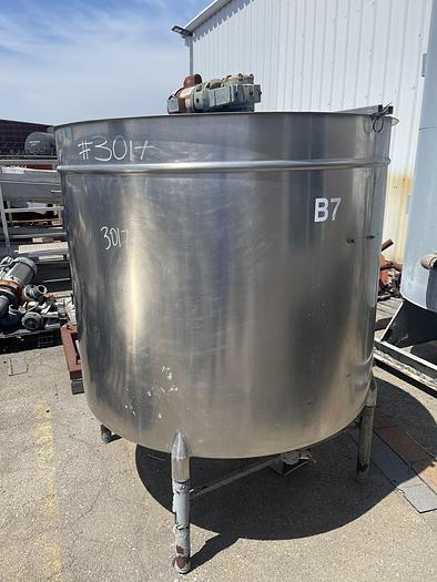 Used 600 Gallon Vertical Stainless steel Tank