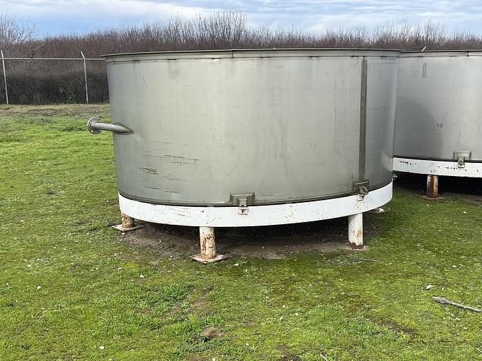 Used 1,000 Gallon Stainless Steel Tanks