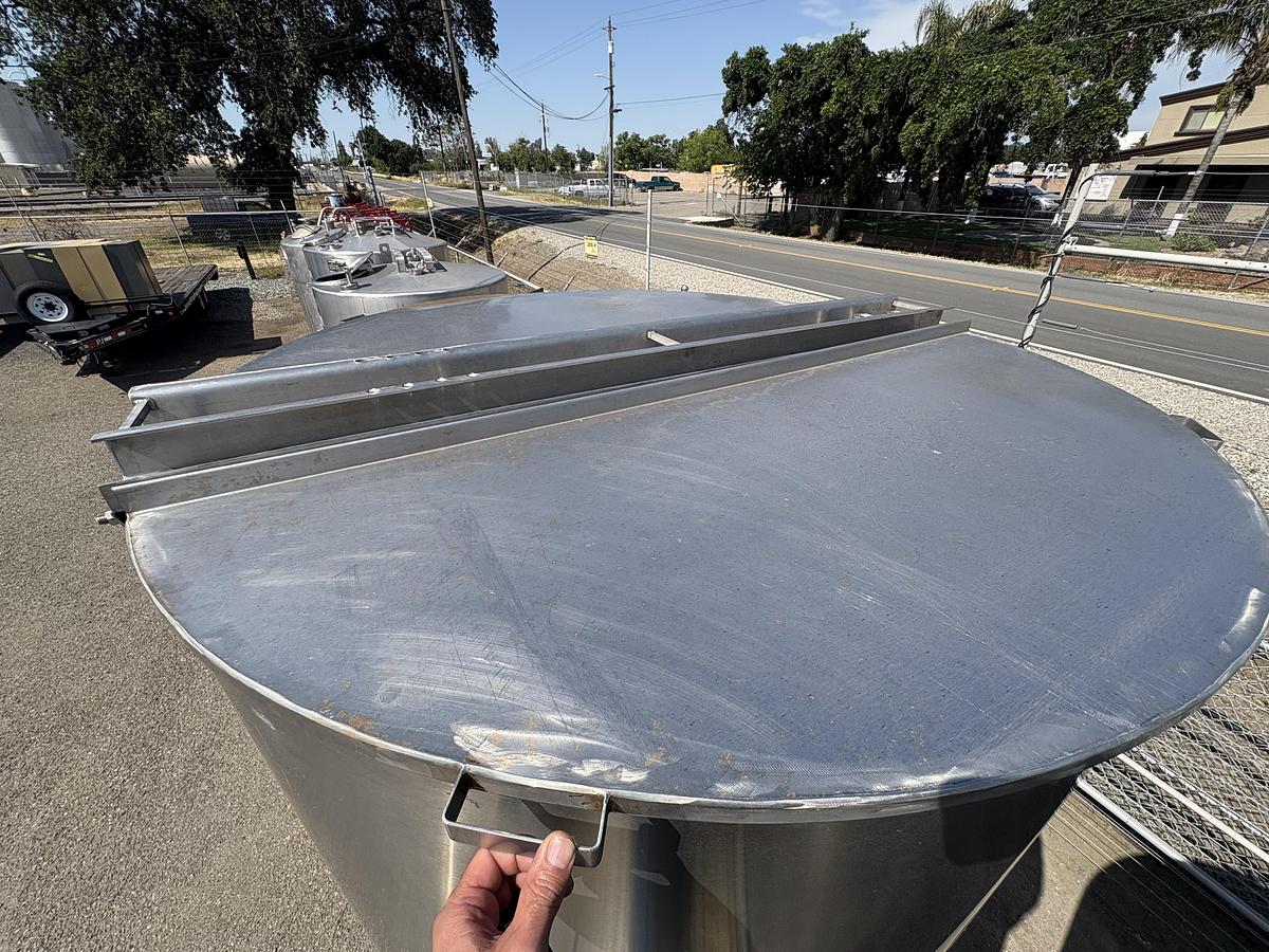 Used 1,200 Gallon Vertical Stainless Steel Tank