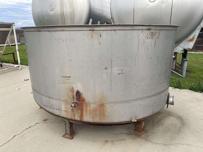 Used 1,000 Gallon Stainless Steel Tanks