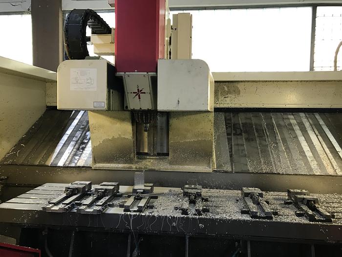 Usato CENTRO DI LAVORO A MONTANTE MOBILE HEDELIUS C80
