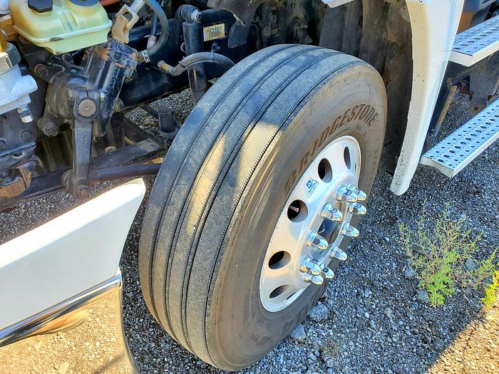 Used 2017 Freightliner Cascadia Truck w/ Sleeper