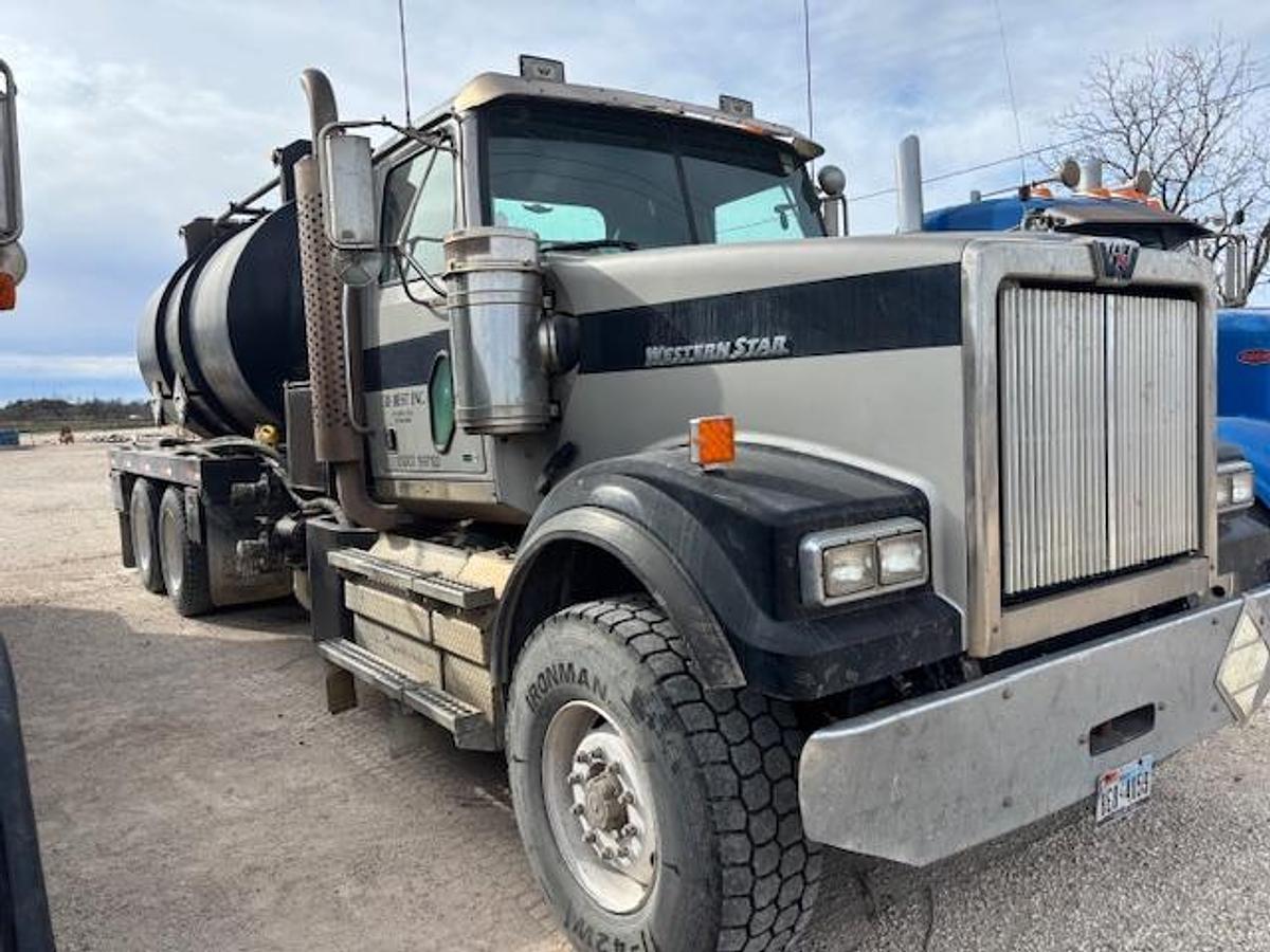 Used 2012 ENERFAB Acid truck