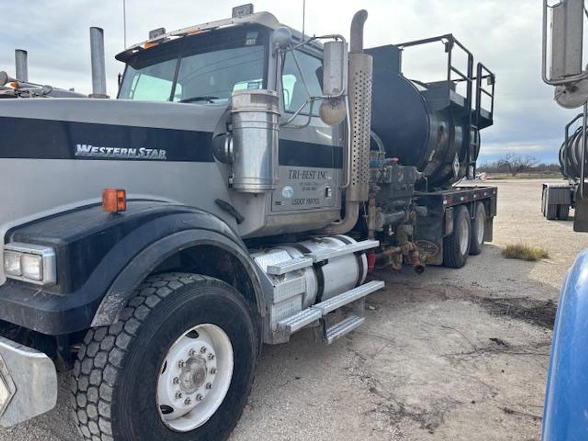 Used 2012 ENERFAB Acid truck