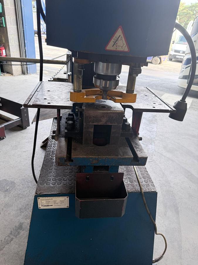 Used Metallkraft HPS 85DS Hydraulic Steelworker