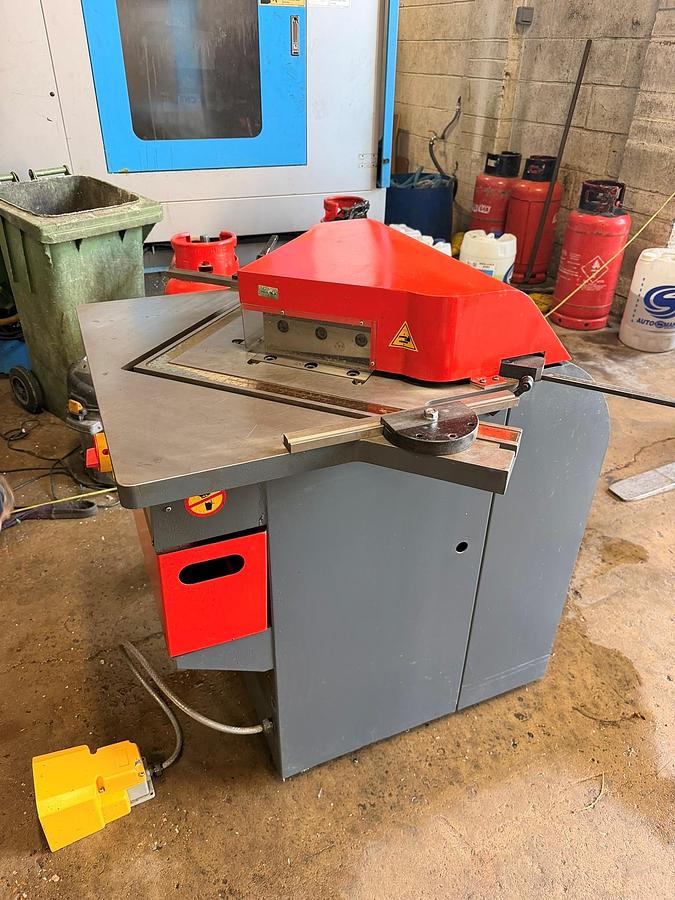 Used Mantech 200/4 Hydraulic Corner Notcher