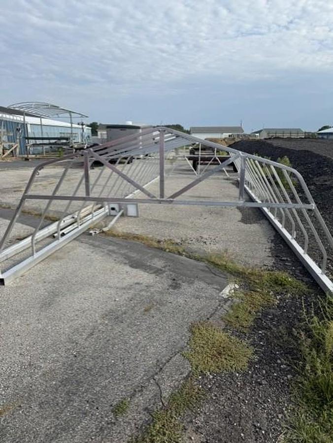 Used Used 6100# Hydraulic Lift 