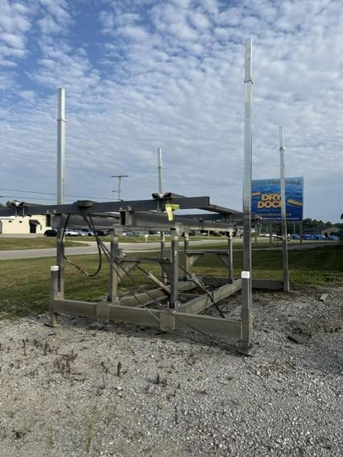 Used Used 6100# Hydraulic Lift 