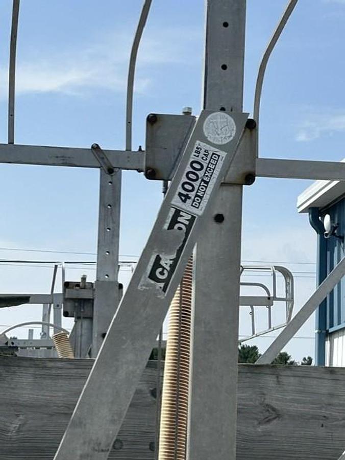 Used Used R&G 4000# Pontoon Lift 24X108 Canopy