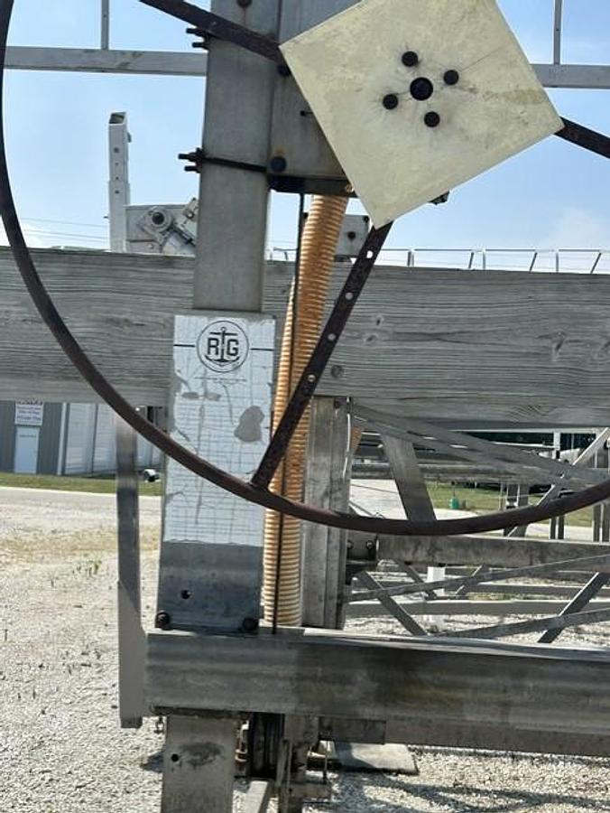 Used Used R&G 4000# Pontoon Lift 24X108 Canopy