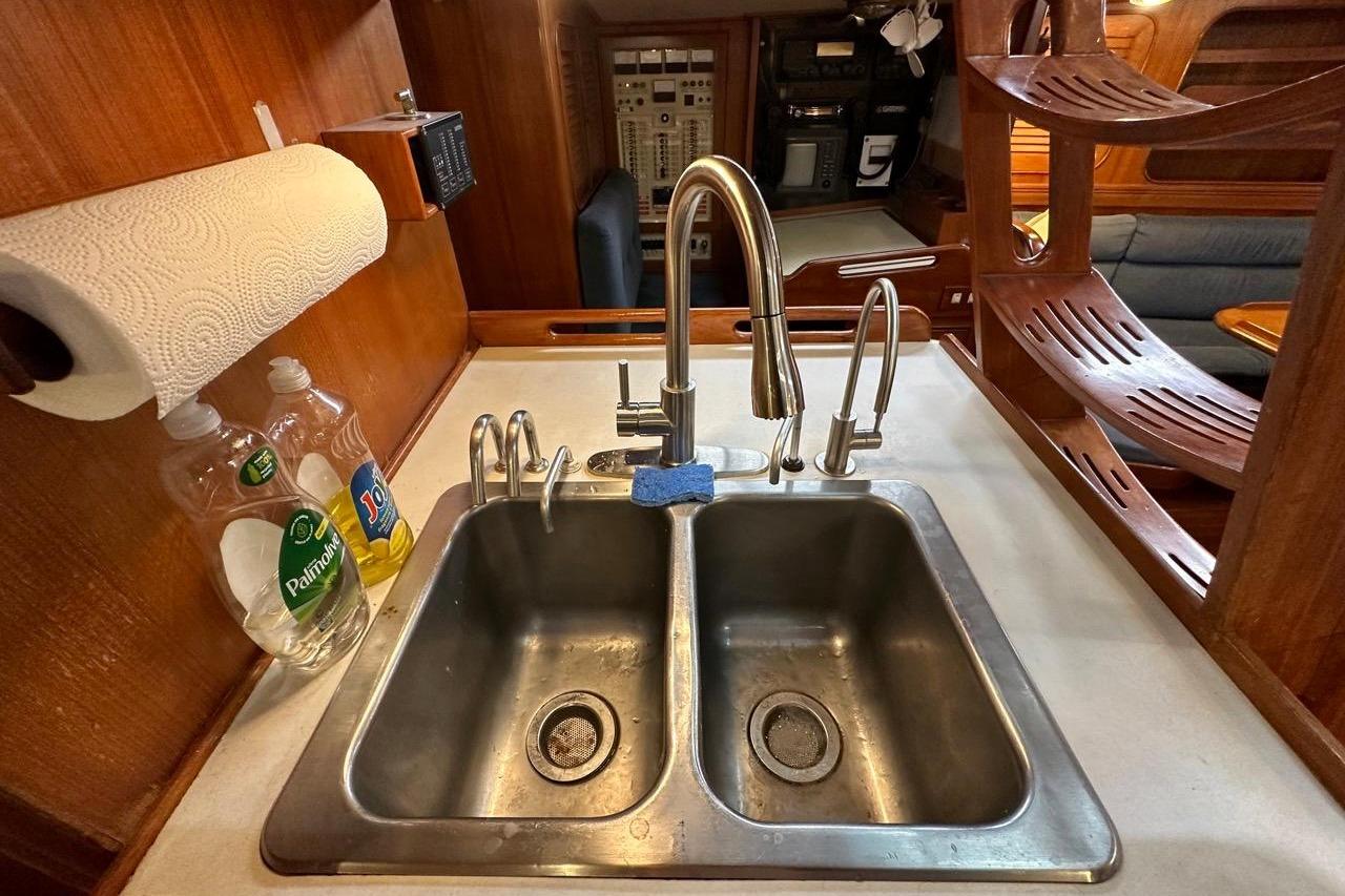 Used 1989 Hylas 44