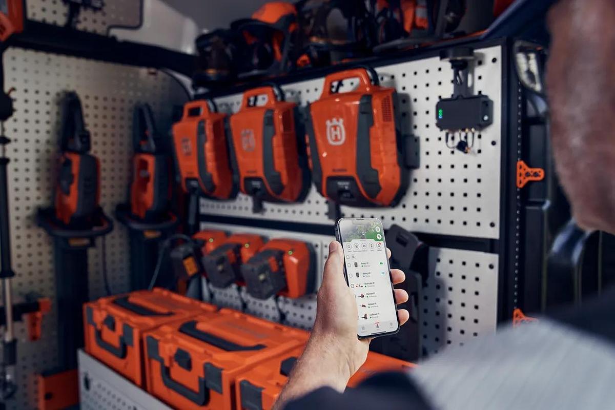 Husqvarna 570iBT (batteries and charger included)