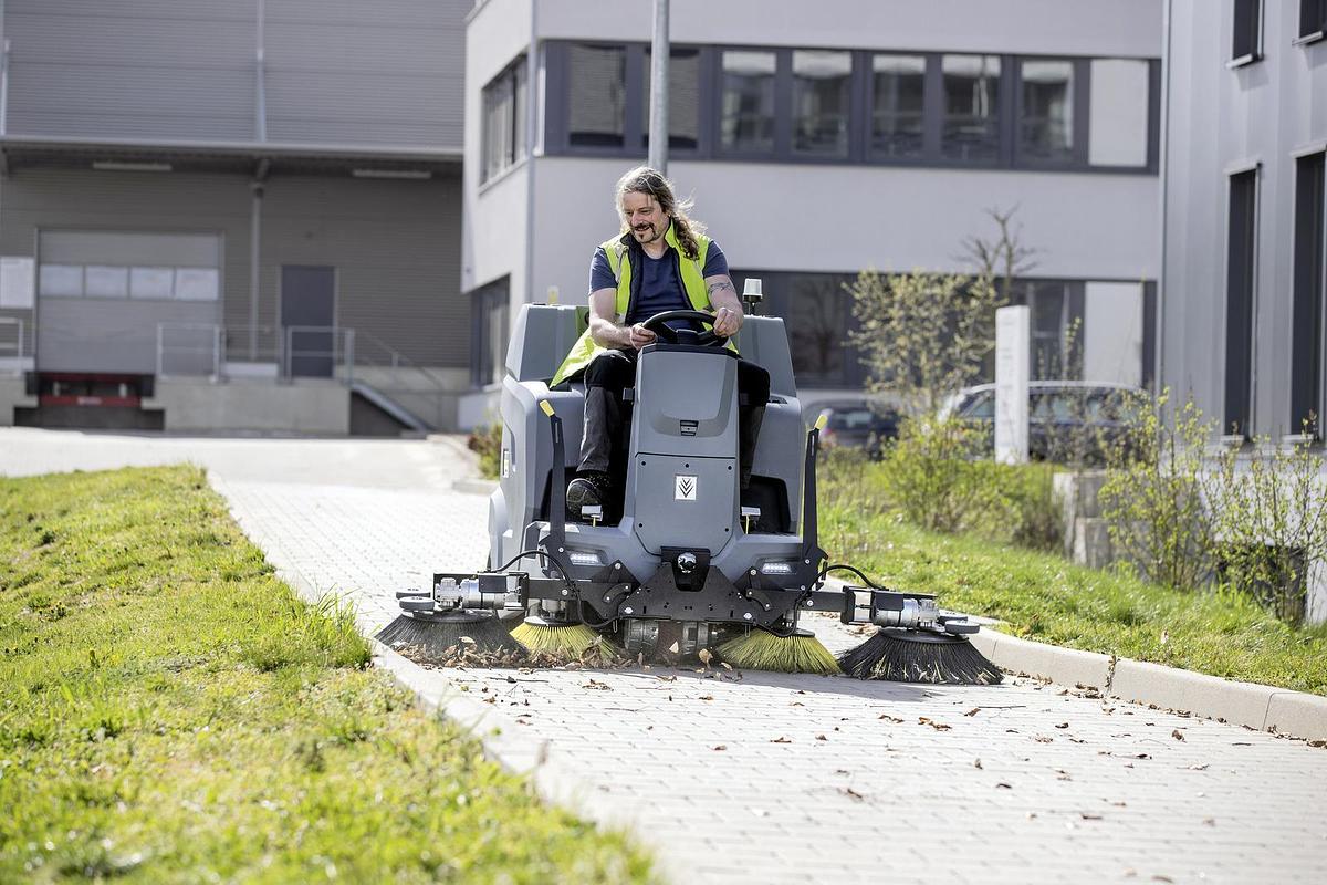 Vacuum sweeper KM 100/120 R Bp Pack 4SB