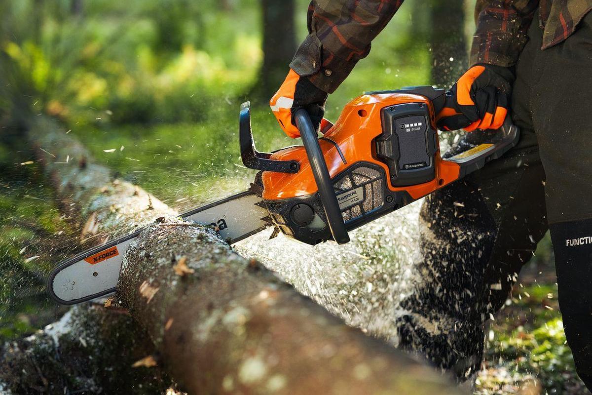Husqvarna 440i PowerAxe with battery and charger