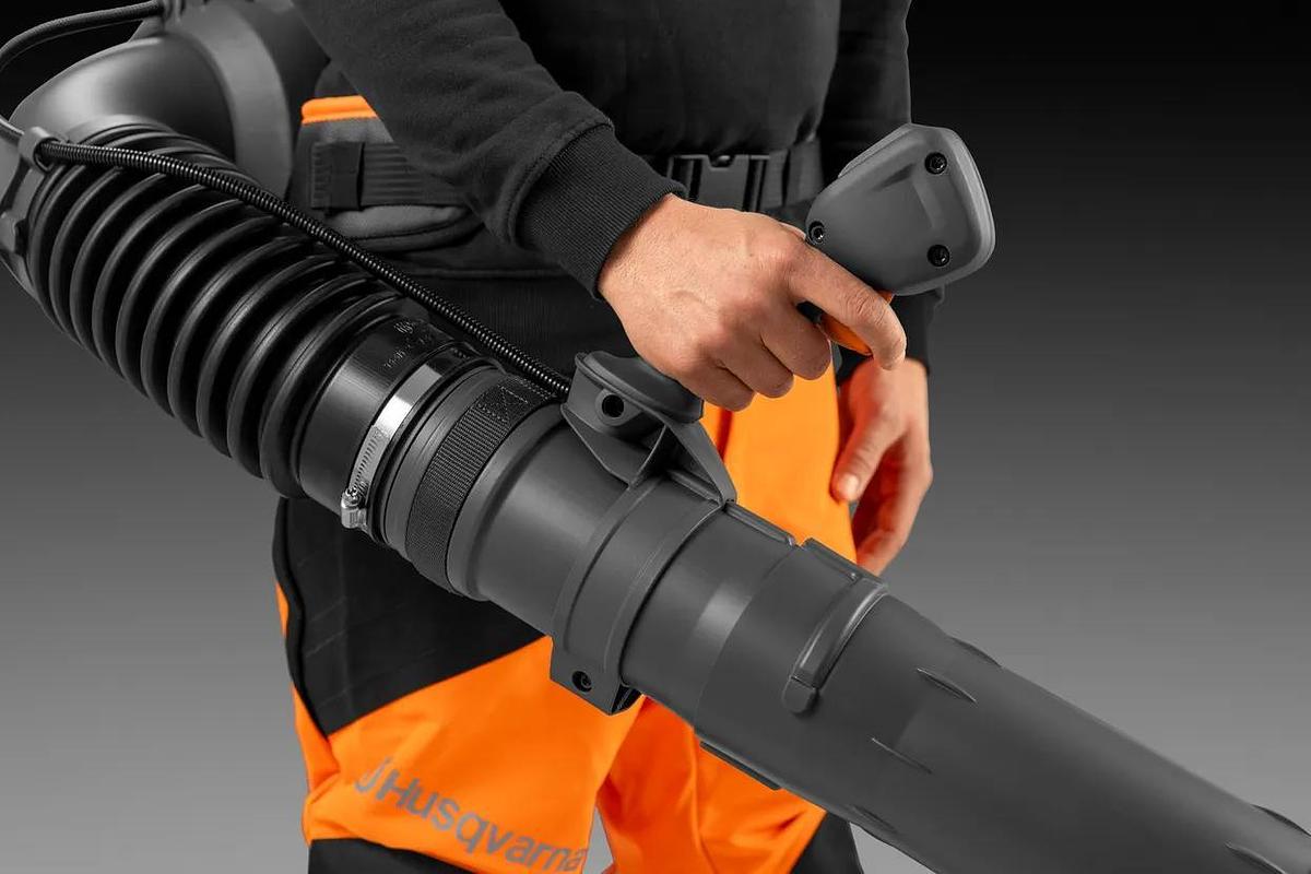 Husqvarna 570iBT (batteries and charger included)
