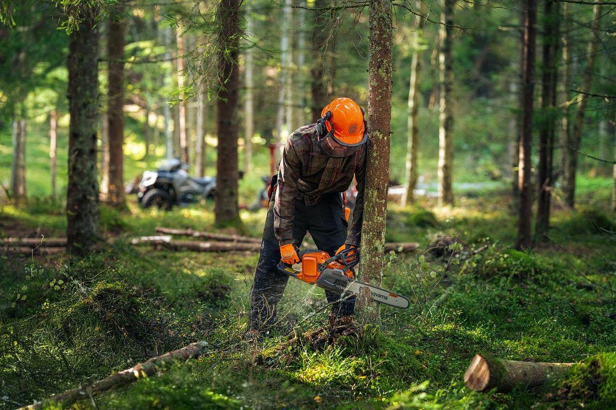Husqvarna 440i PowerAxe with battery and charger