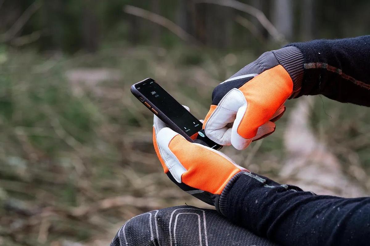 Functional Chainsaw Protective Gloves