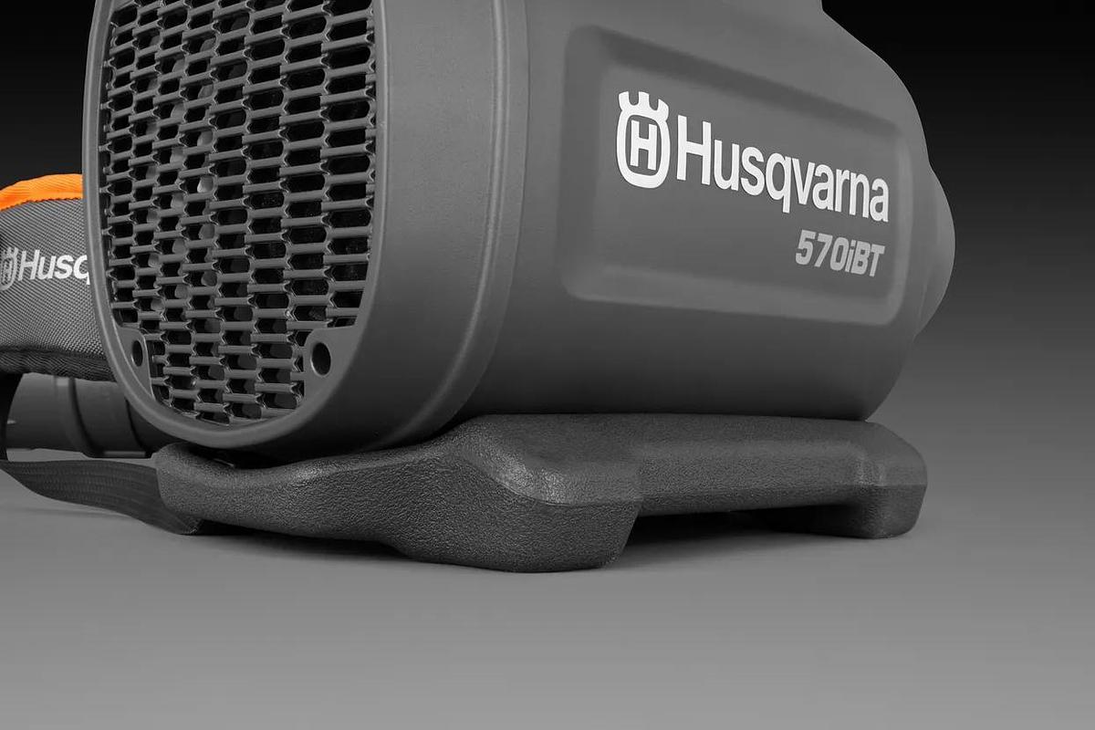 Husqvarna 570iBT (batteries and charger included)