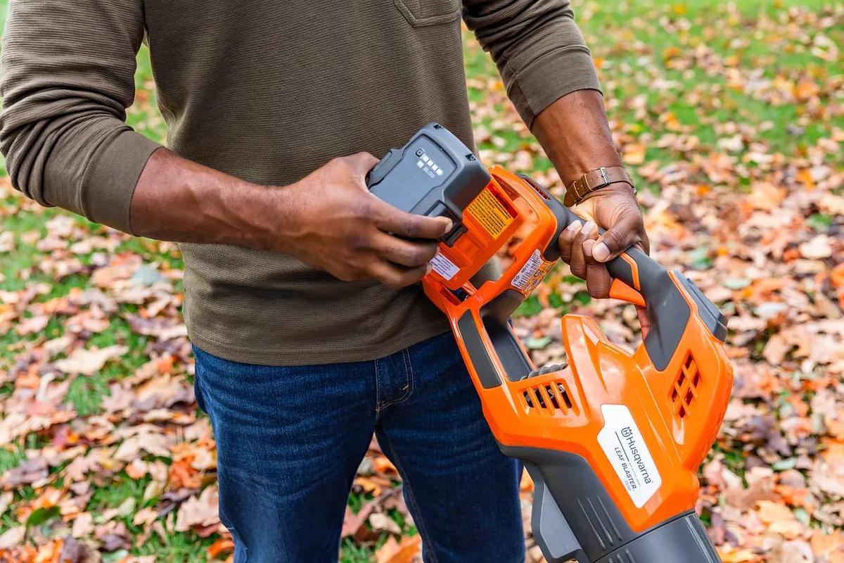 Husqvarna 350iB Leaf Blaster (battery and charger included)