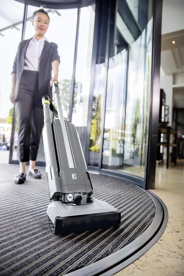 Battery powered upright brush type vacuum cleaner CV 30/2 Bp