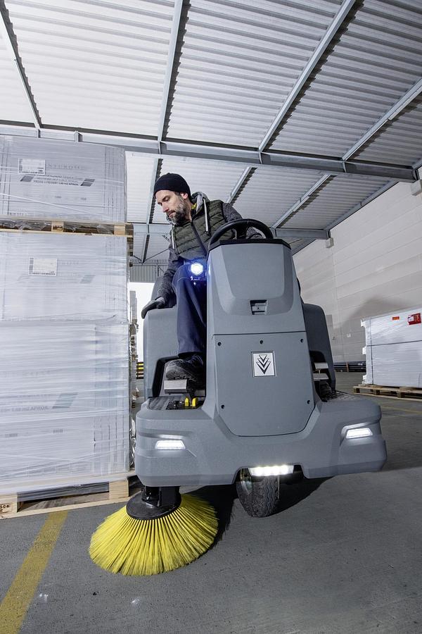 Vacuum sweeper KM 100/120 R Bp Pack Li+FC