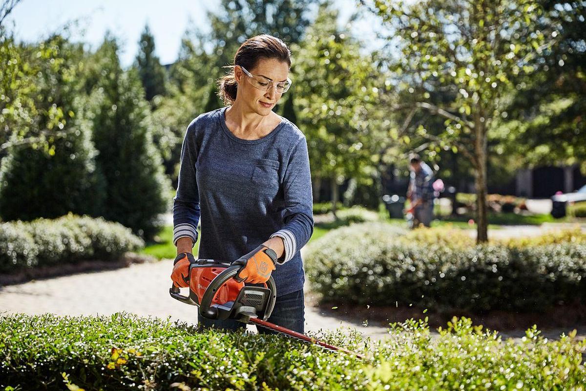 Husqvarna 320iHD60 Hedge Master (battery and charger included)